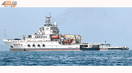 南海救助局應急反應小分隊拯救船隻來港聽候港府統一指揮搜救。（霍振峰攝）