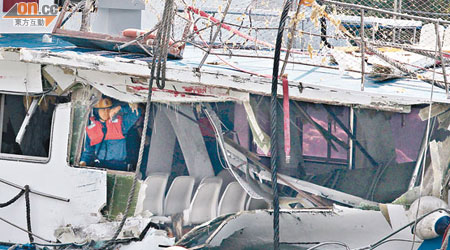 「南丫IV」船身破爛嚴重，事發時船艙內逼滿待救乘客的混亂情況可想而知。（黃仲民攝）