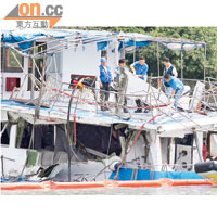 南丫IV<br>水警及海事處人員在毀爛的「南丫IV」上層調查。