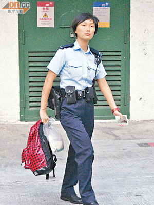 警員檢走女生遺下的書包等物品。