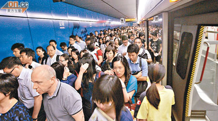 事故期間乘客要全部在金鐘站下車，月台擠滿人。（馬竟峰攝）