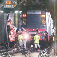 港鐵工程人員在上環站隧道內拆走管道上鬆脫的金屬蓋。（趙瑞麟攝）