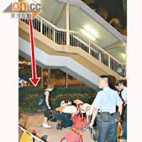 兩少女先後由行人天橋跳落四公尺地面受傷（箭嘴示）。