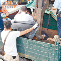 警員在車上檢查跳樓男子的屍體。（左錦鴻攝）