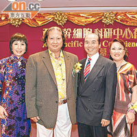 周向榮（右二）在香港出席幹細胞科研中心開幕禮時與演員洪金寶（左二）合照。