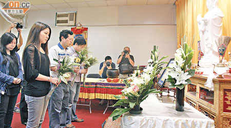 市民參加由殯儀業界為各海難死者舉辦的義務公祭。（伍鎮業攝）