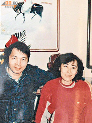 陸介鏗（右）和畫家丈夫黃志超（左）於一九八四年坐在國畫前合照，證明國畫是自己擁有。（受訪者提供）