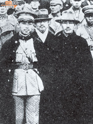 蔣介石（前右）及張學良（前左）移居台灣後，陸根泉亦為兩人籌建行館和住所。（黑白圖片）