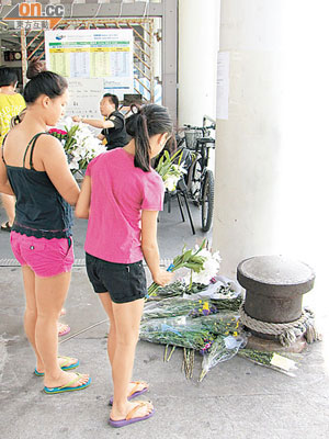 有南丫島居民到榕樹灣碼頭獻花，悼念海難死者。（黃子源攝）