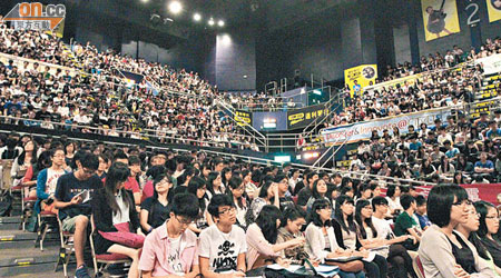 約八千一百人出席大學聯招講座，了解選科策略。（蔡綺琳攝）