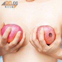 譚勵明將爛蘋果放在胸前，喻意自己有運動及注重飲食，亦不代表健康。