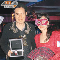 甘國亮（左）奪得「全場最佳衣着」大獎，獲贈價值數萬元名錶。