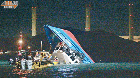 「南丫IV」遭「海泰號」碰撞後迅速下沉，釀成卅九人死亡大海難。