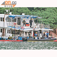 「南丫IV」船尾損毀嚴重，多個政府部門人員登船蒐證。