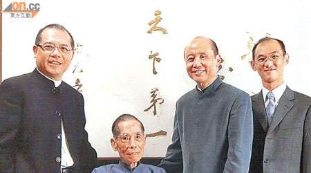 甘琨禮（左）與甘健成（右二）不和引發的鏞記清盤案，高院本月底宣判。（資料圖片）