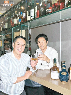 葉振國（左）愛將威士忌加梳打，翁國豪（右）就鍾情原汁原味唔加冰。（嚴少阡攝）