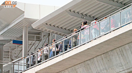昨日<br>昨日纜車停駛，遊客被迫在東涌纜車站等候。（李子強攝）