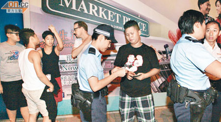 目擊墮樓經過的南亞裔青年在場協助警方調查。（呂浩鋒攝）