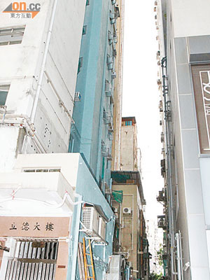 日漢疑由十五樓住所攀窗跌下死亡。