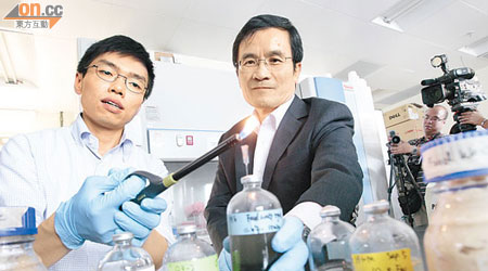 李鈞瀚（左）研究利用細菌組群，將廚餘轉化為天然氣發電及發熱。（蘇文傑攝）