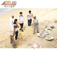 多名熱心市民在沙灘上設立小型祭壇超度亡魂。
