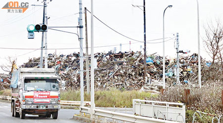 石卷災區垃圾、廢鐵、廢木堆滿公路兩旁。