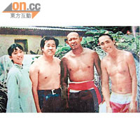 當年拍攝《紅高粱》的工作照片，左起：鞏俐、莫言、姜文、張藝謀。