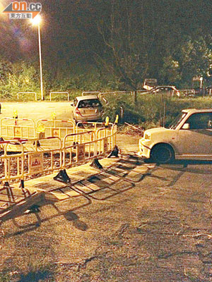 荃灣橫龍村一段道路日前因工程開展而被圍封，車輛無法進出。