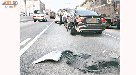 花車車尾嚴重受損，泵把飛脫。（曾志恒攝）