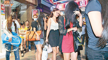 警方不時進行掃黃行動，當中亦包括來港賣淫的內地女子。