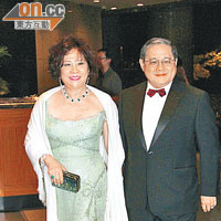 利豐集團榮譽主席馮國經夫婦雙雙嚟飲喜酒。
