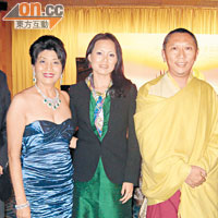 趙曾學韞（左）搞慈善騷，夏鉑坦真仁波切夫婦（右及中）專程由尼泊爾來港支持。