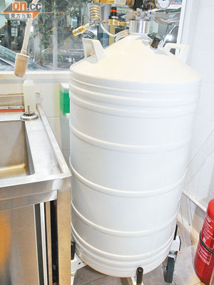液態氮一般儲存於特製的容器內，確保溫度穩定。