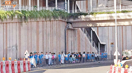天橋臨時封閉，學生上學須「兜大圈」過馬路。（讀者提供）
