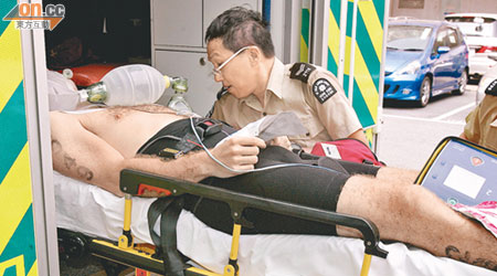 救護員將昏迷的英籍律師送院搶救，惜告不治。（張綺萍攝）