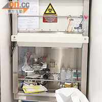 「安全櫃」背後有抽風系統將抗癌藥氣霧抽走，阻隔板需盡量拉低。