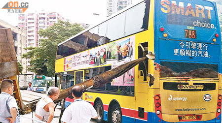 工程車尾板擊毀及插入城巴車尾。（讀者提供）