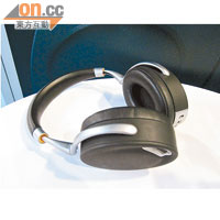 在耳機右方聽筒表面用手指滑動，便可發出控制音量大小等指令。