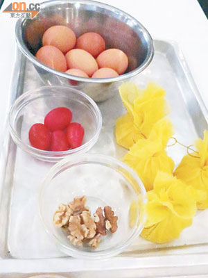 菠菜溫泉蛋沙津原材料，包括雞蛋、蕃茄及合桃肉碎，袋子載着含豐富維他命C的檸檬。