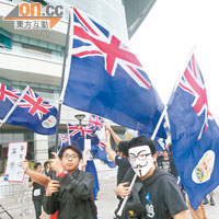 港英旗 抗融合<BR>梁振英批評少數港人將中港問題誇大，警告不能輕視這些言行的負面影響。