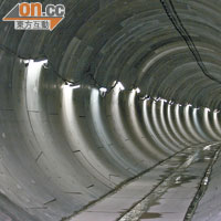 雨水排放隧道內徑高四點九米，足以疏導每小時一百三十毫米「五十年一遇」的暴雨。（霍振鋒攝）