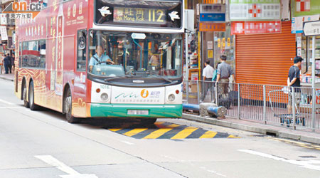 軒尼詩道一段西行線路面近日出現一塊鐵板，每當重型車輛駛過時均會發出巨響。