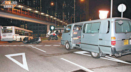 客貨車失事撞向電單車車尾。