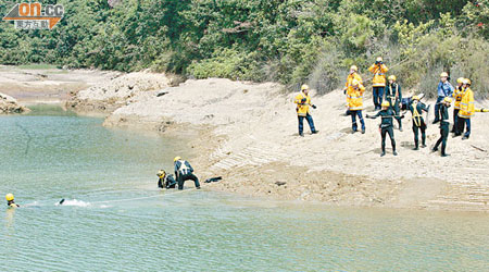 消防蛙人潛入水塘底搜索失蹤男子。（冼耀華攝）