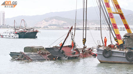 漁船上月底與貨船相撞沉沒後，由當局撈起。（資料圖片）