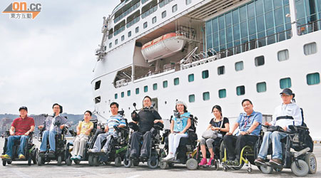 九位殘障人士乘坐郵輪衝出香港到台灣體驗無障礙旅遊。