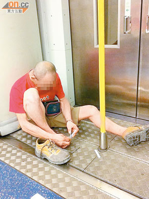 港鐵車廂內有男乘客公然修剪腳甲，令其他乘客大感惡心。（讀者提供）