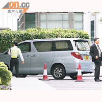 中午<BR>中午時分，貪曾嘅專用座駕駛入長江中心停車場。