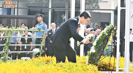 梁振英昨趁重陽節在紀念龕前致獻花圈，悼念二戰期間為保衞香港而英勇捐軀的人士。