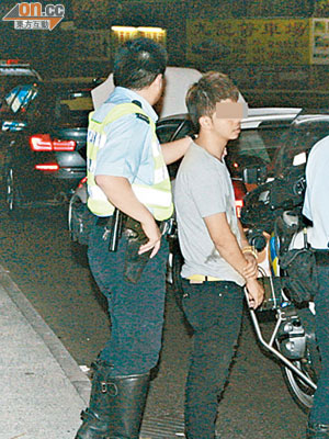 警員將私家車截停，拘捕司機。（王偉安攝）